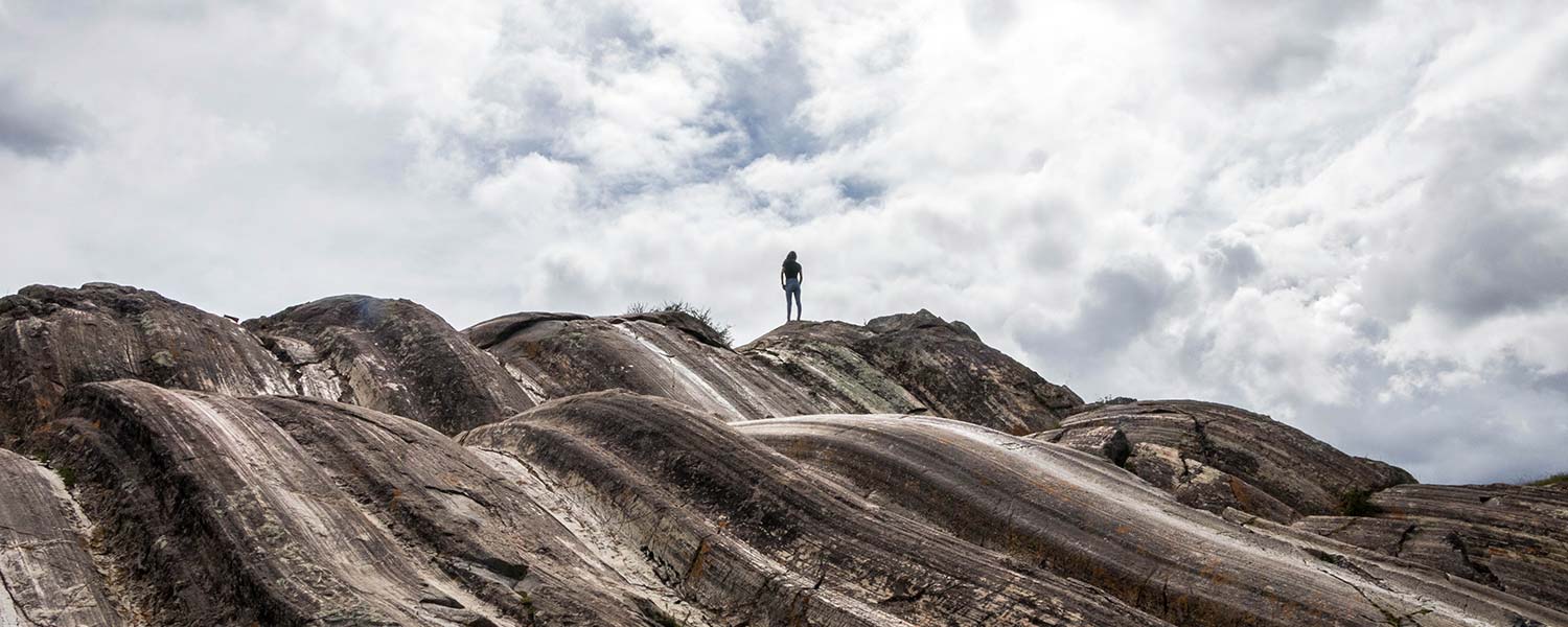 Turista en el centro arqueológico de Sacsayhuaman